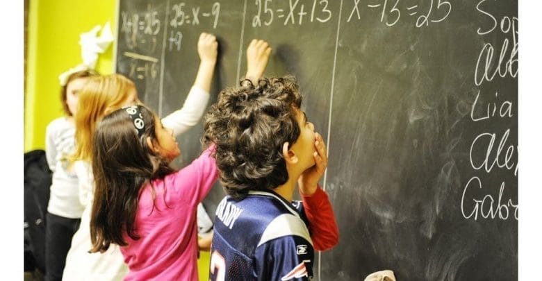 France : le téléphone portable interdit dans les écoles