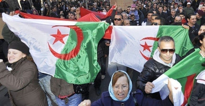 Liesse en Algérie après le renoncement de Bouteflika à un nouveau mandat