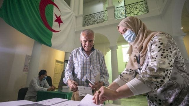 Les algériens votent pour des législatives anticipées
