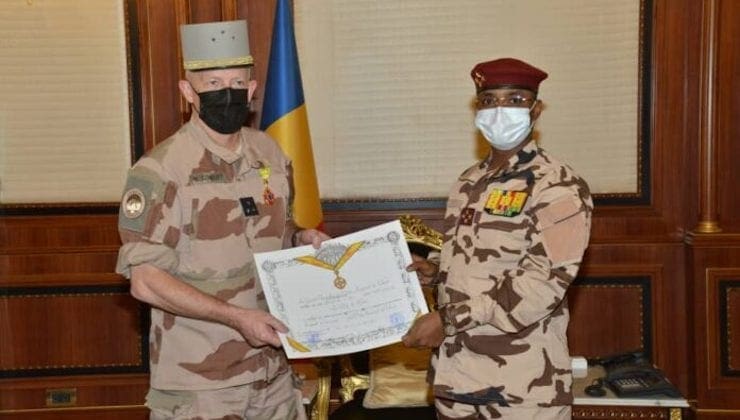 Le chef de la force Barkhane décoré par le président de la transition tchadienne