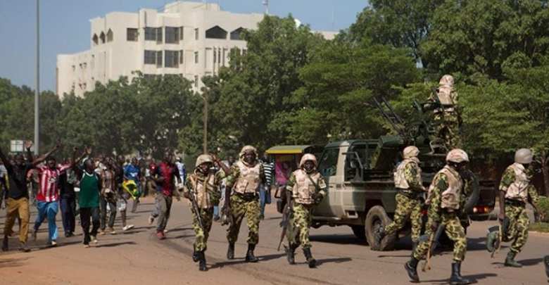 Burkina Faso : couvre-feu, fermeture des écoles et interruption de l’internet