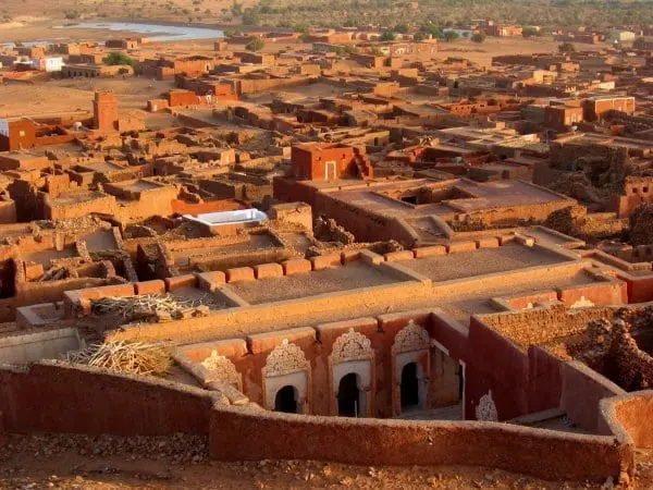 Réunion ministérielle pour préparer le prochain festival des villes du patrimoineLe gouvernement mauritanien a annoncé mercredi avoir pris les dispositions techniques nécessaires pour la réussite des festivités de la prochaine édition du festival des villes du patrimoine prévue dans la ville de Walata, dans l’est mauritanien. Selon l’agence mauritanienne d’information ces dispositions ont été évoquées lors d’une réunion ministérielle présidée par le premier ministre Mohamed Bilal Messaoud. Le premier ministre a appelé les départements concernés à multiplier les efforts pour achever les activités prévues dans les délais impartis et à coordonner leurs actions pour faire de cette édition une session réussie, compte tenu de l’importance que ce festival représente pour le Président de la République, Mohamed Ould Cheikh El Ghazouani. Au cours de cette réunion a été présenté et discuté un rapport présenté par la commission technique et l’élaboration d’une feuille de route pour l’organisation des festivités cette année. Le Comité ministériel a discuté et approuvé les aspects techniques et les mesures en rapport avec la composante ‘’développement parallèle’’, et a recommandé que toutes les mesures nécessaires soient prises pour assurer le succès de la manifestation