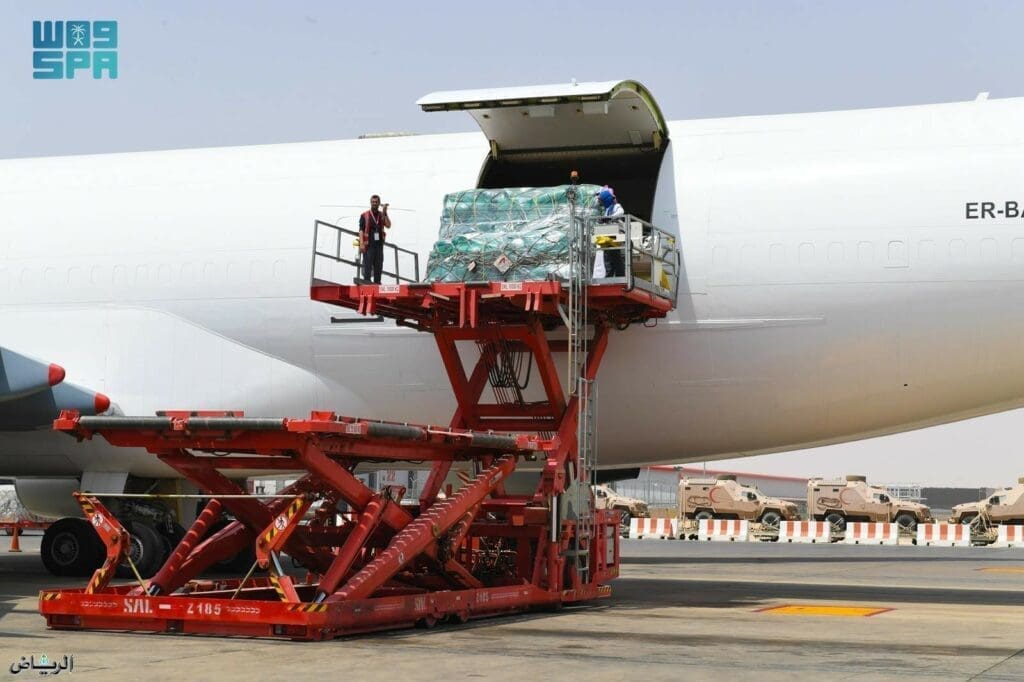 Premier cargo saoudien transportant des aides alimentaires et médicales en route pour la Libye
