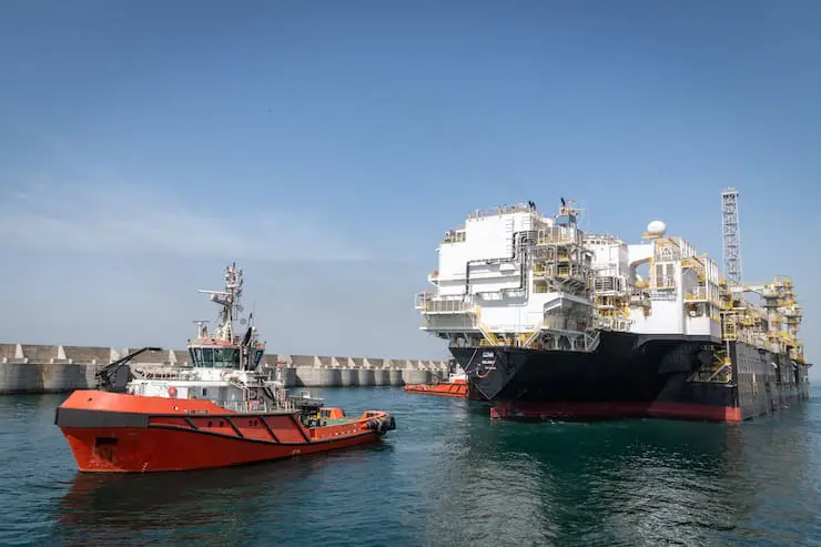 Arrivée dans la zone Grand Tortue-Ahmeyim de la plate-forme flottante de liquéfaction de gaz naturel