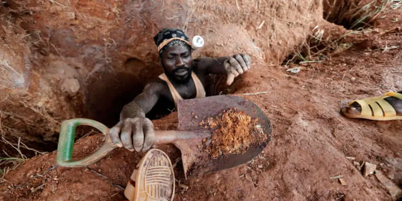 Une ONG suisse : la valeur de l’or exporté frauduleusement depuis l’Afrique est de 35 milliards de dollars par an