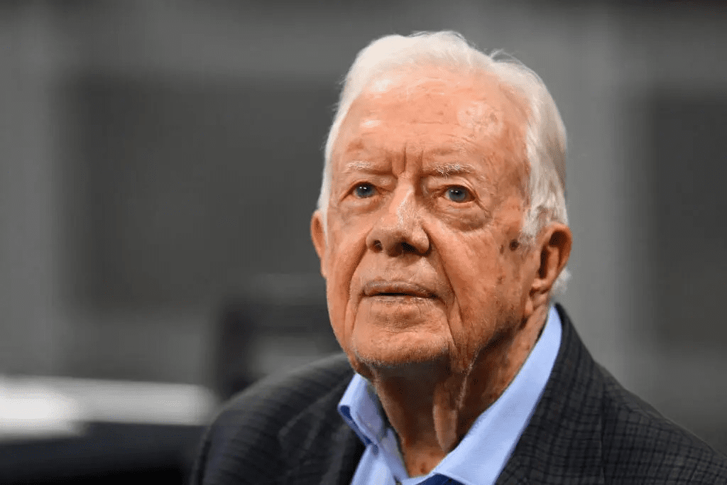 Le gouvernement mauritanien a présenté lundi ses condoléances à l’occasion du décès de Jimmy Carter, 39ème président des Etats-Unis d’Amérique. Le ministre de la culture, des arts, de la communication et des relations avec le parlement, porte-parole du gouvernement, El Hocine Ould Amadou, a rendu hommage au défunt président américain au nom du président de la République, Mohamed Ould Cheikh El Ghazouani, dans le registre des condoléances à l’ambassade des Etats-Unis à Nouakchott. Dans le registre de condoléances, le ministre a déclaré qu’il « partage la douleur du gouvernement et du peuple américains suite au décès de l’ancien président Jimmy Carter, dont la carrière représentait un leader américain distingué ». Il a ajouté que la carrière du défunt président américain était « un modèle de valeurs et d’idéaux de paix, de don et d’ouverture aux pays en développement ». L’ancien président américain Jimmy Carter, lauréat du prix Nobel de la paix, est décédé le 29 décembre 2024, à l’âge de 100 ans, ont rapporté les médias américains. Le mandat de Jimmy Carter aux États-Unis, de 1977 à 1981, a été marqué par les accords de Camp David de 1978 entre l’Égypte et Israël.