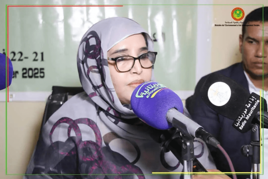 La ministre de l’environnement : « priorité à la dimension environnementale et sociale sur les considérations économiques » La ministre de l’Environnement et du Développement durable, Massouda mint Baham Ould Mohamed Lagdaf, a déclaré samedi que « la dimension environnementale et sociale doit primer sur les considérations économiques ». La ministre s’exprimait lors d’un atelier de sensibilisation sur la gestion des déchets et des produits chimiques utilisés dans l’exploitation minière indigène, dans la moughata de Chami, au nord de la Mauritanie. « Le droit à un environnement sain est garanti par les lois nationales et les conventions internationales », a-t-elle ajouté. La visite de Mme mint Baham à Chami s’inscrit dans le cadre d’une campagne visant à réduire les activités nuisibles à l’environnement. L’atelier, organisé par le département de l’évaluation et du contrôle de l’environnement, vise à sensibiliser sur les risques environnementaux causés par l’utilisation de produits chimiques tels que le mercure et met également en lumière les meilleures pratiques en matière de gestion des déchets générés par les activités minières. La ministre a expliqué que « l’adoption de la technologie de condensation dans l’incinération permet d’obtenir plusieurs résultats tangibles », notamment « le contrôle total des émissions de mercure, qui renforce la sécurité des travailleurs ». « La réduction de la propagation du mercure dans l’environnement, la minimisation de ses effets sur la santé et l’environnement, et la réutilisation du mercure condensé, qui contribuent à réduire les coûts et à renforcer la durabilité dans le secteur. La ministre de l’Environnement et du Développement durable, Massouda mint Baham Ould Mohamed Lagdaf, a déclaré samedi que « la dimension environnementale et sociale doit primer sur les considérations économiques ». La ministre s’exprimait lors d’un atelier de sensibilisation sur la gestion des déchets et des produits chimiques utilisés dans l’exploitation minière indigène, dans la moughata de Chami, au nord de la Mauritanie. « Le droit à un environnement sain est garanti par les lois nationales et les conventions internationales », a-t-elle ajouté. La visite de Mme mint Baham à Chami s’inscrit dans le cadre d’une campagne visant à réduire les activités nuisibles à l’environnement. L’atelier, organisé par le département de l’évaluation et du contrôle de l’environnement, vise à sensibiliser sur les risques environnementaux causés par l’utilisation de produits chimiques tels que le mercure et met également en lumière les meilleures pratiques en matière de gestion des déchets générés par les activités minières. La ministre a expliqué que « l’adoption de la technologie de condensation dans l’incinération permet d’obtenir plusieurs résultats tangibles », notamment « le contrôle total des émissions de mercure, qui renforce la sécurité des travailleurs ». « La réduction de la propagation du mercure dans l’environnement, la minimisation de ses effets sur la santé et l’environnement, et la réutilisation du mercure condensé, qui contribuent à réduire les coûts et à renforcer la durabilité dans le secteur.