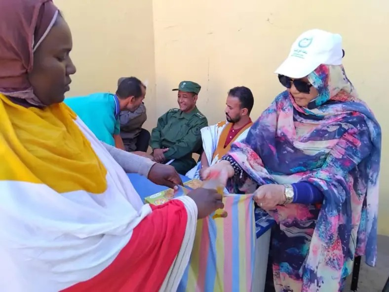 Bir Moghreïn : distribution d’aides matérielles et financières par une association caritative à des familles nécessiteuses