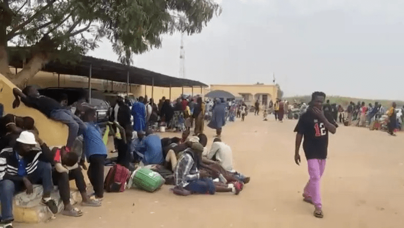 Le correspondant de SM à Rosso : des centaines de guinéens sont bloqués à la frontière dans l’attente que leur situation soit réglée entre Dakar et Conakry