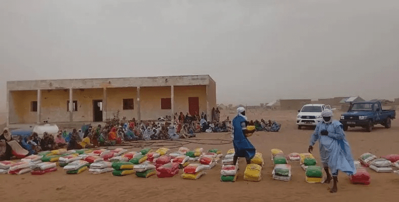Distribution d’aides alimentaires à des familles victimes d’intempéries dans deux villages de l’Assaba