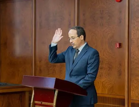Le président de l’autorité nationale de lutte contre la corruption officiellement installé dans ses fonctions après avoir prêté serment devant le président de la république