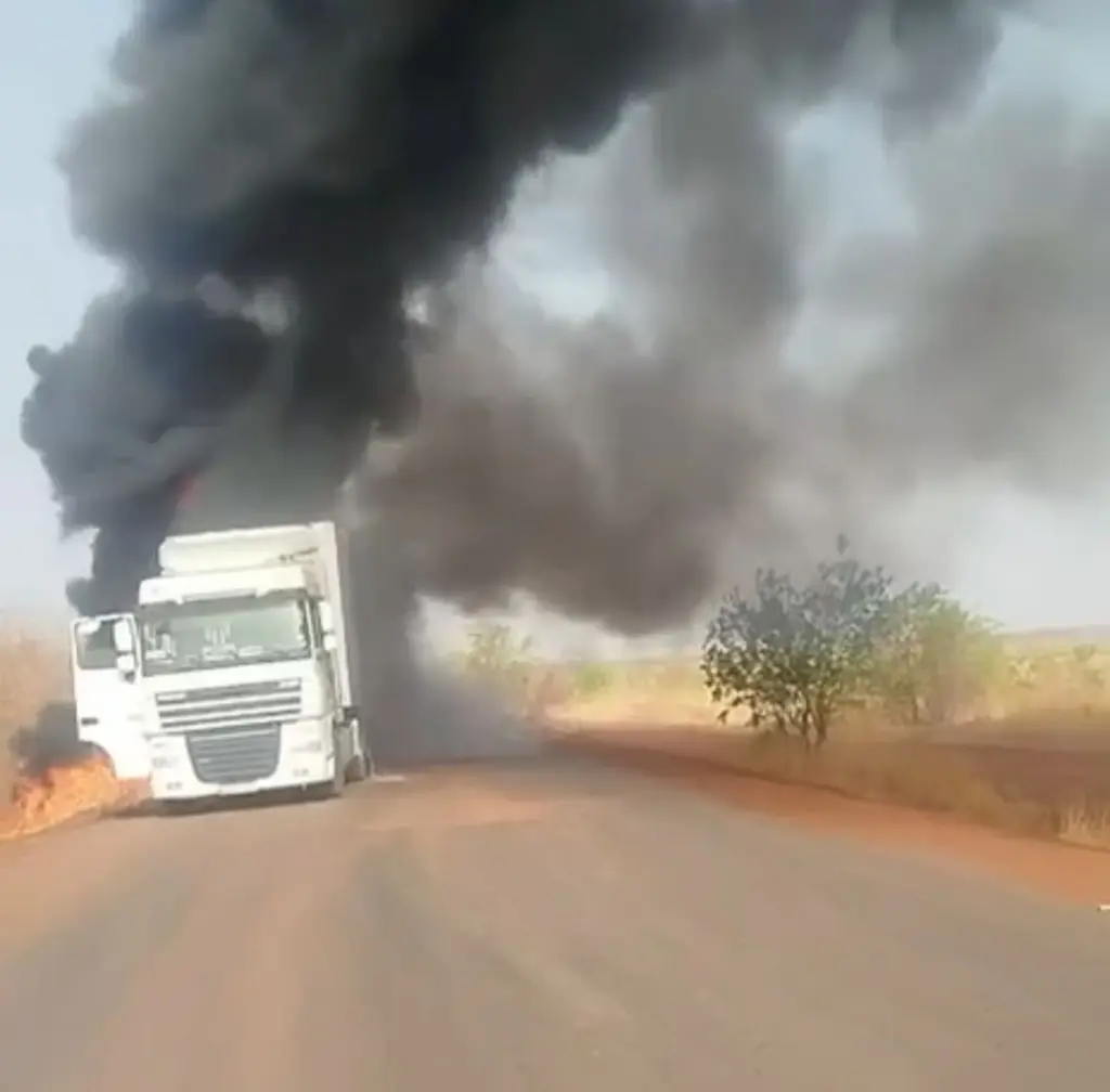 Mali : le groupe JNIM a incendié six camions qui se rendaient à Bamako